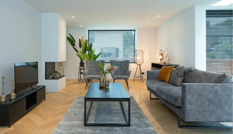 Living room with coffe table, couches, chairs and a television