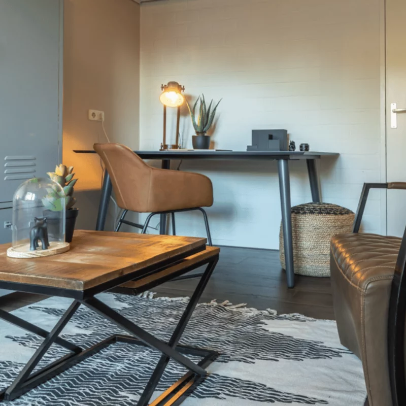  Studentenzimmer mit Schreibtisch, Tisch und stuhl