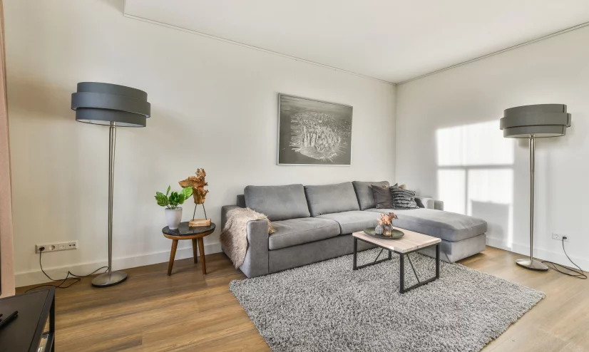 Wohnzimmer mit Couch, Tisch, lampe und Pflanze
