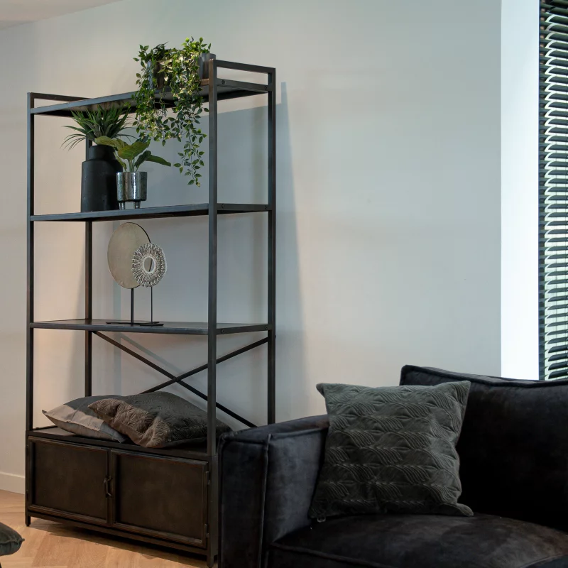  Schrank mit Dekoration und einem Sofa