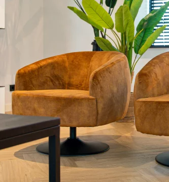 Zimmer mit orange/goldenen Stühlen