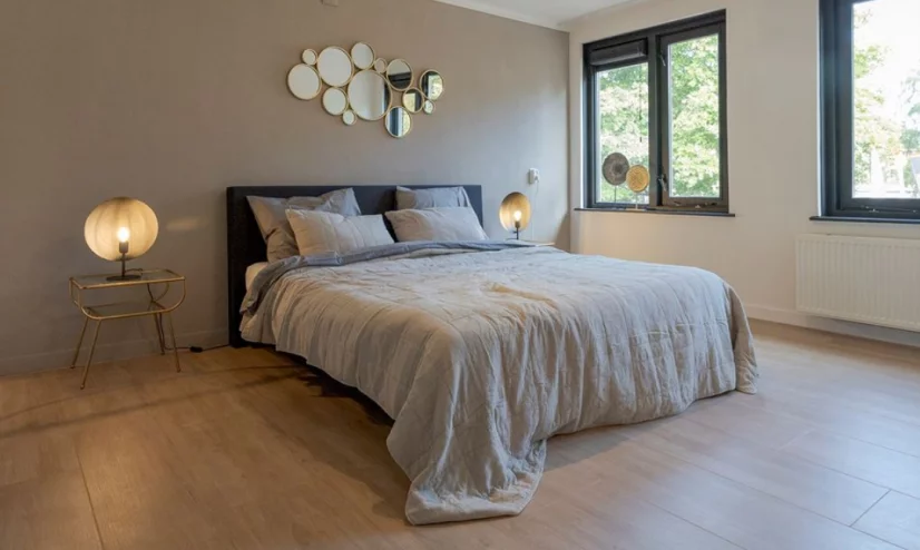 ein modernes Schlafzimmer mit Bett und Nachttische mit Lampe