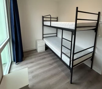 Lockers en bedden voor de noodopvang