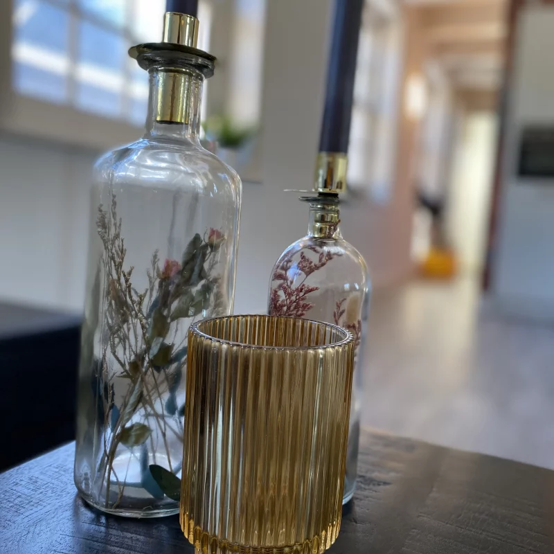 Vasen mit Blumen und Kerzen